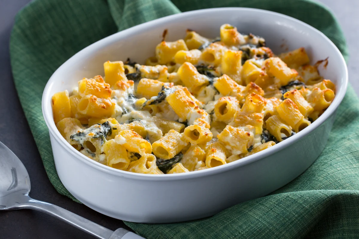 Pasta con feta e spinaci al forno