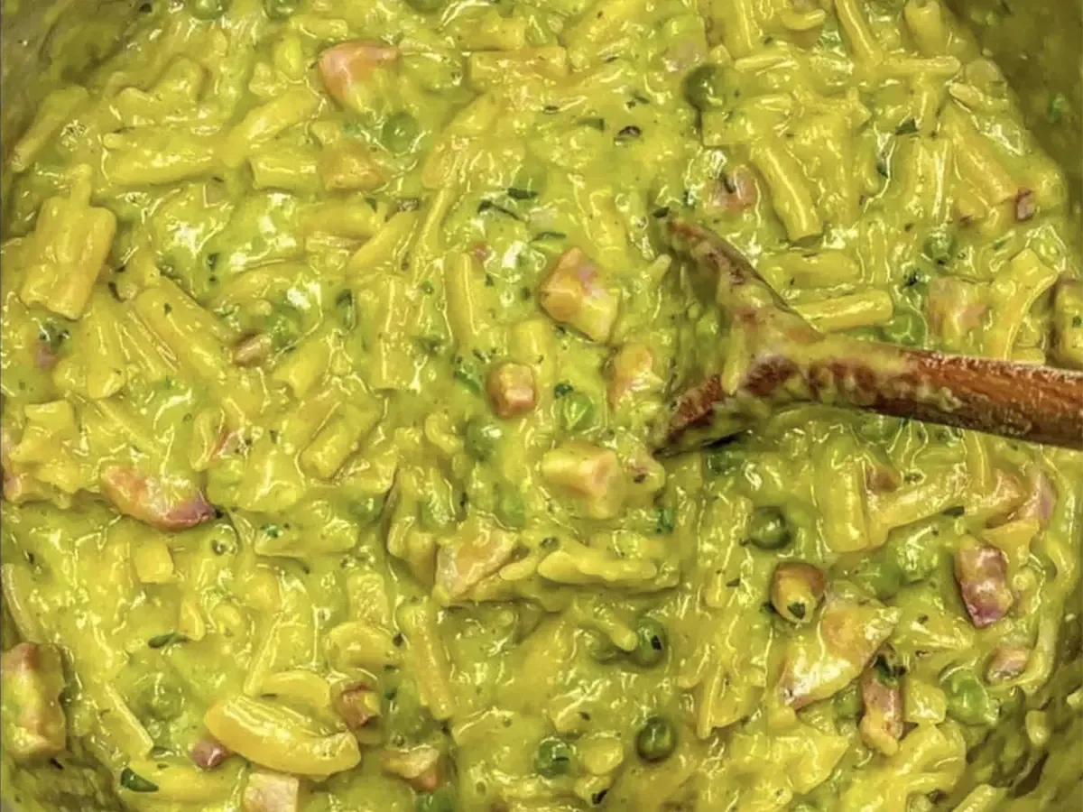 Pasta e piselli alla napoletana: la ricetta cremosa in una sola pentola