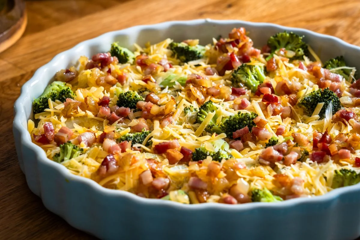 Quiche con broccoli, pancetta e formaggio: la torta salata rustica e veloce