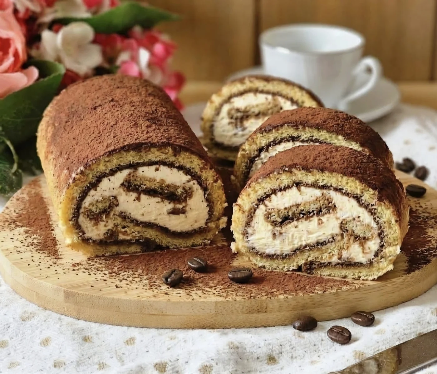 Rotolo Tiramisù: la Ricetta Soffice con Crema al Mascarpone e Caffè