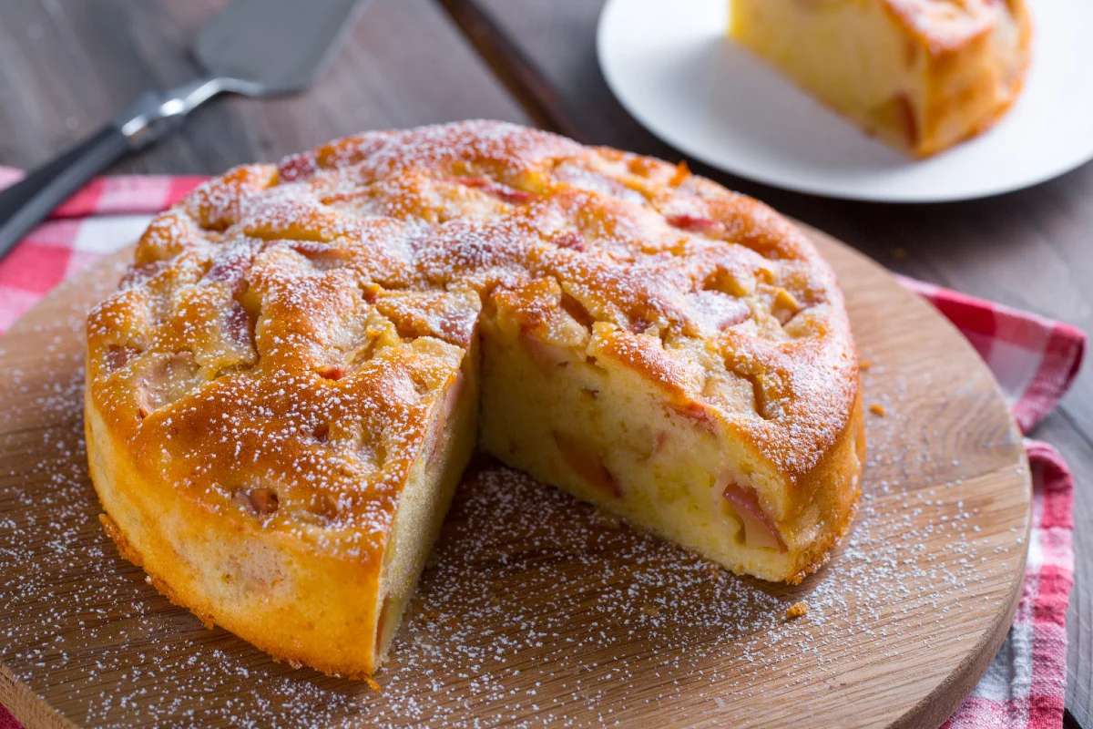 Torta all'acqua soffice: la ricetta leggera senza uova e senza burro in 3 varianti